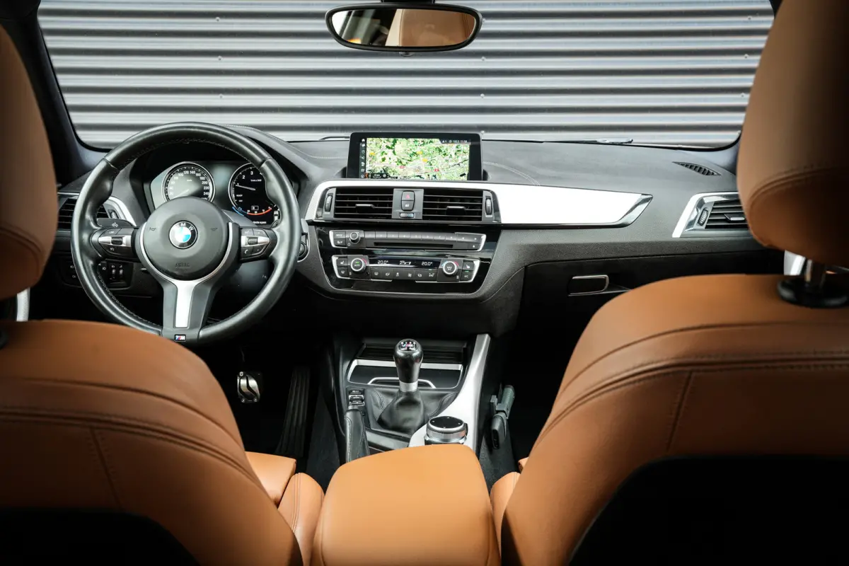 118i Edition M Sport Shadow High Executive | Schuifdak | Leder | Clima | CC | Metalic | Navi prof. | Mooi! |
