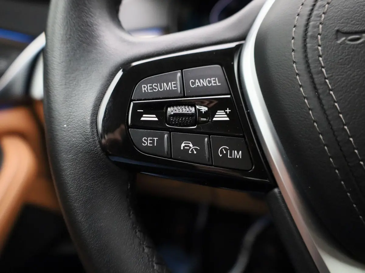 530e xDrive Executive AUTOMAAT | ADAPTIEVE CRUISE | LEDER | NAVIGATIE | ELEKTRISCHE KOFFERKLEP | LED | CAMERA | STOELVERWARMING | CLIMA | 12 MAANDEN BOVAG GARANTIE