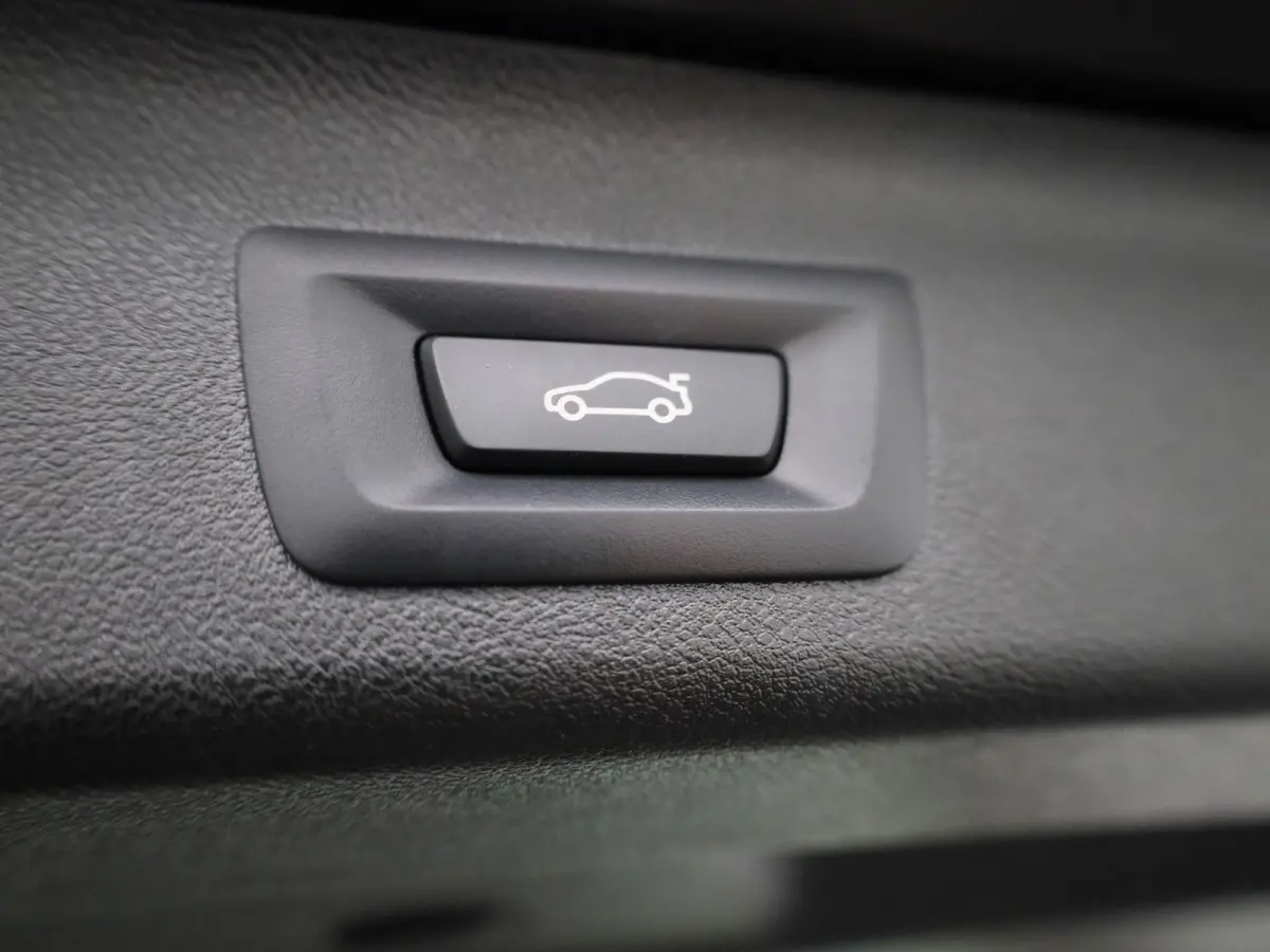 530e xDrive Executive AUTOMAAT | ADAPTIEVE CRUISE | LEDER | NAVIGATIE | ELEKTRISCHE KOFFERKLEP | LED | CAMERA | STOELVERWARMING | CLIMA | 12 MAANDEN BOVAG GARANTIE