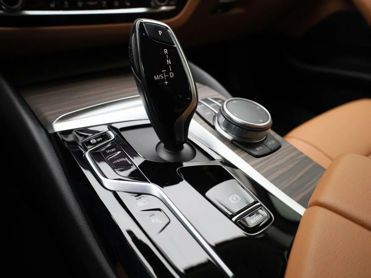 530e xDrive Executive AUTOMAAT | ADAPTIEVE CRUISE | LEDER | NAVIGATIE | ELEKTRISCHE KOFFERKLEP | LED | CAMERA | STOELVERWARMING | CLIMA | 12 MAANDEN BOVAG GARANTIE