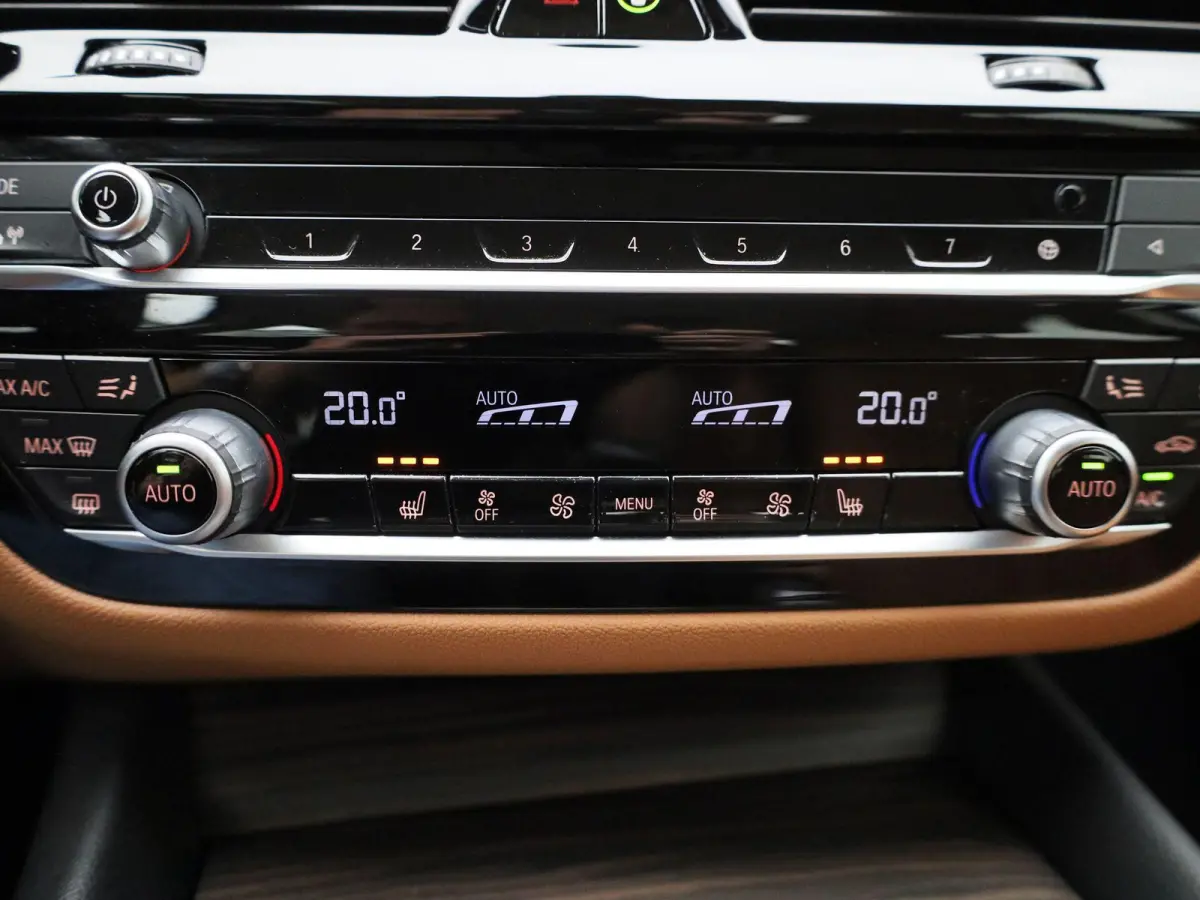530e xDrive Executive AUTOMAAT | ADAPTIEVE CRUISE | LEDER | NAVIGATIE | ELEKTRISCHE KOFFERKLEP | LED | CAMERA | STOELVERWARMING | CLIMA | 12 MAANDEN BOVAG GARANTIE