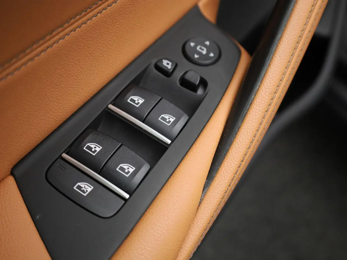 530e xDrive Executive AUTOMAAT | ADAPTIEVE CRUISE | LEDER | NAVIGATIE | ELEKTRISCHE KOFFERKLEP | LED | CAMERA | STOELVERWARMING | CLIMA | 12 MAANDEN BOVAG GARANTIE