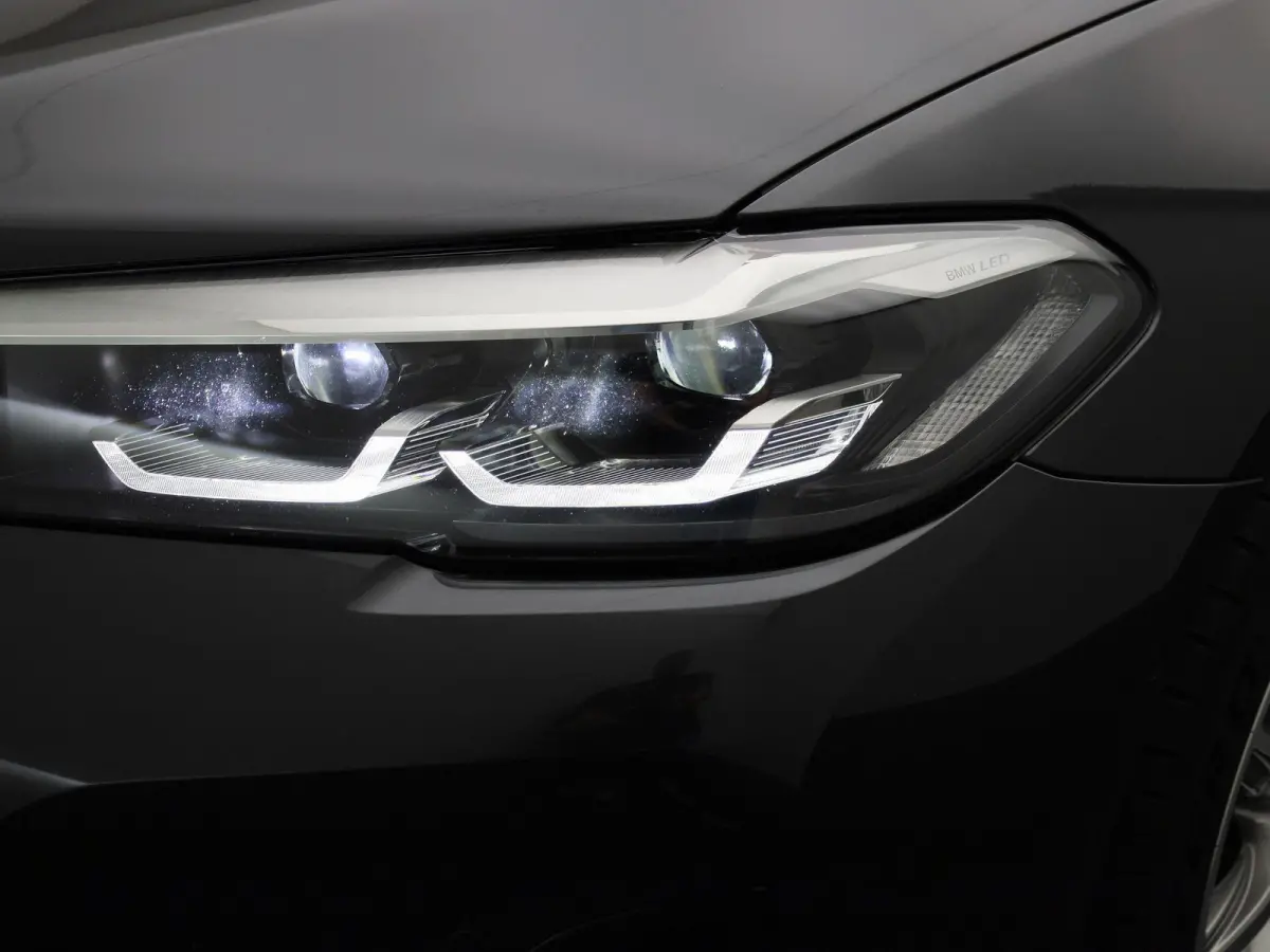530e xDrive Executive AUTOMAAT | ADAPTIEVE CRUISE | LEDER | NAVIGATIE | ELEKTRISCHE KOFFERKLEP | LED | CAMERA | STOELVERWARMING | CLIMA | 12 MAANDEN BOVAG GARANTIE