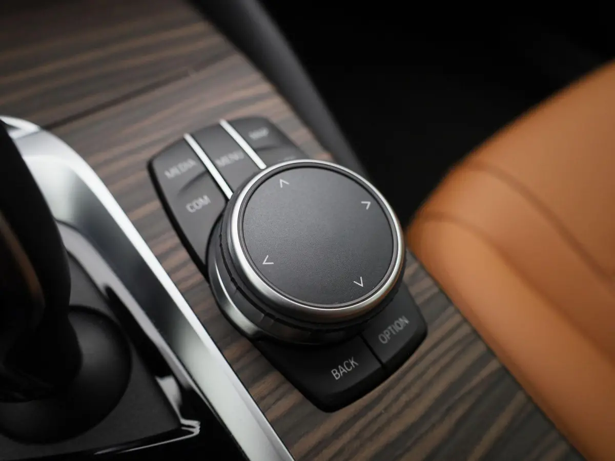 530e xDrive Executive AUTOMAAT | ADAPTIEVE CRUISE | LEDER | NAVIGATIE | ELEKTRISCHE KOFFERKLEP | LED | CAMERA | STOELVERWARMING | CLIMA | 12 MAANDEN BOVAG GARANTIE
