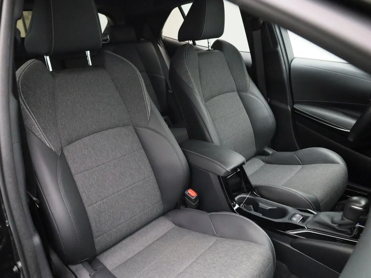 1.8 Hybrid Business Plus AUTOMAAT | NAVIGATIE | CAMERA | APPLE CARPLAY | STOELVERWARMING | KEYLES | LED | CLIMA | CRUISE | HALF-LEER | 17 INCH | 12 MAANDEN BOVAG GARANTIE |