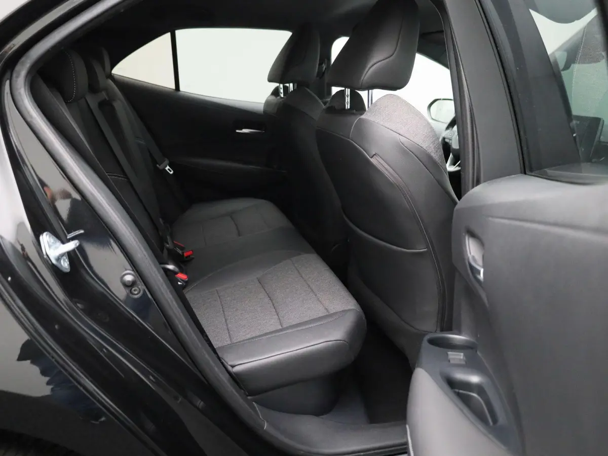 1.8 Hybrid Business Plus AUTOMAAT | NAVIGATIE | CAMERA | APPLE CARPLAY | STOELVERWARMING | KEYLES | LED | CLIMA | CRUISE | HALF-LEER | 17 INCH | 12 MAANDEN BOVAG GARANTIE |