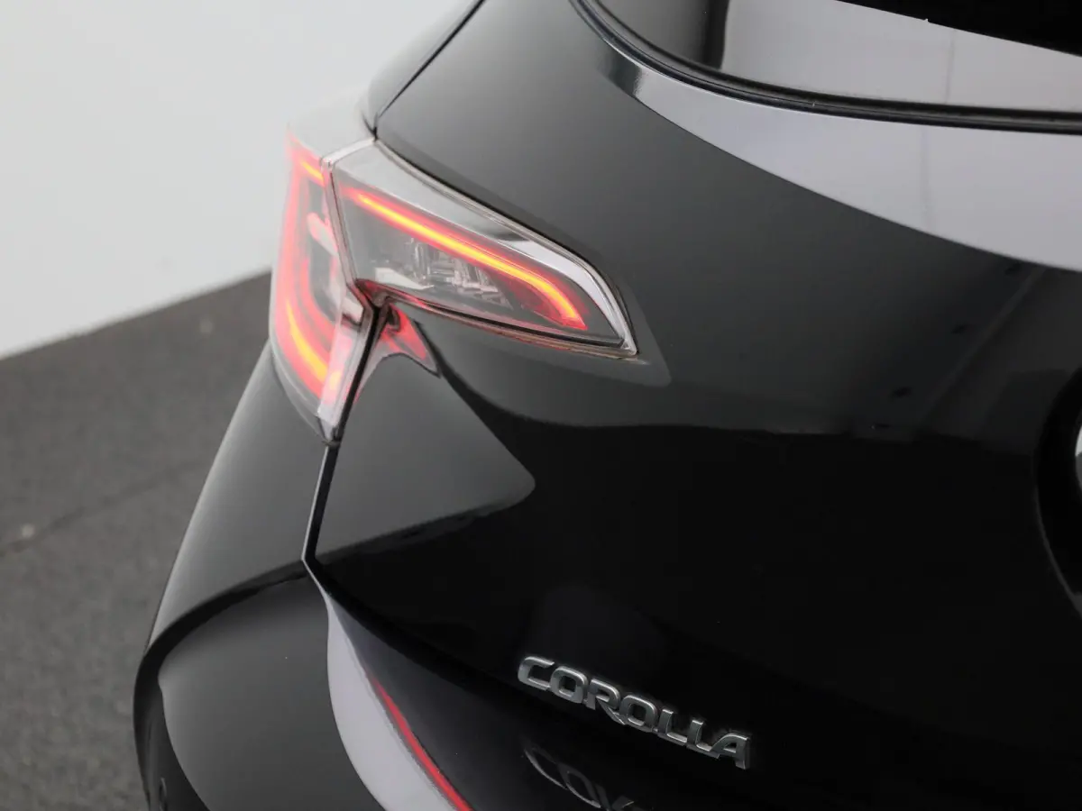 1.8 Hybrid Business Plus AUTOMAAT | NAVIGATIE | CAMERA | APPLE CARPLAY | STOELVERWARMING | KEYLES | LED | CLIMA | CRUISE | HALF-LEER | 17 INCH | 12 MAANDEN BOVAG GARANTIE |