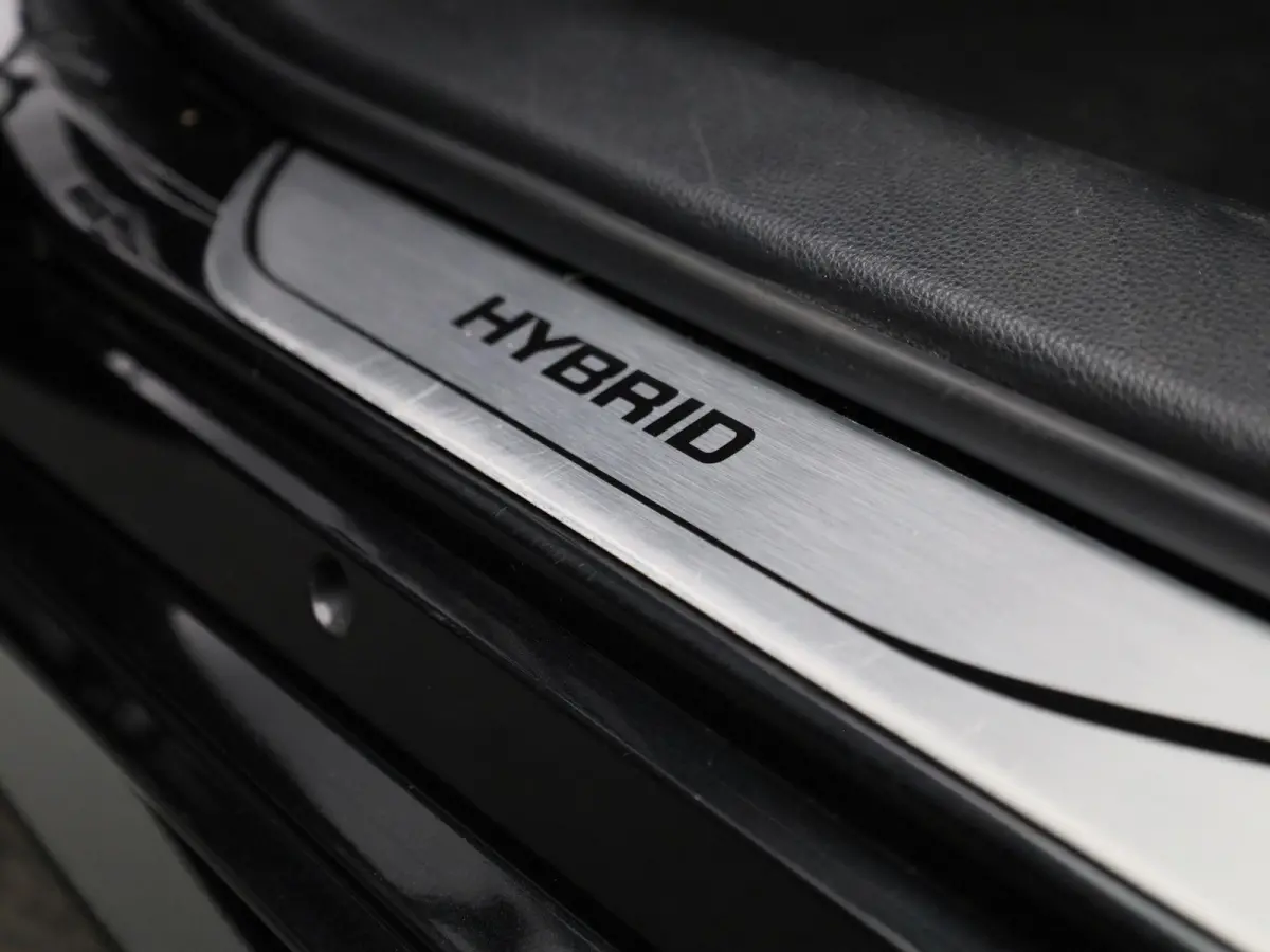 1.8 Hybrid Business Plus AUTOMAAT | NAVIGATIE | CAMERA | APPLE CARPLAY | STOELVERWARMING | KEYLES | LED | CLIMA | CRUISE | HALF-LEER | 17 INCH | 12 MAANDEN BOVAG GARANTIE |