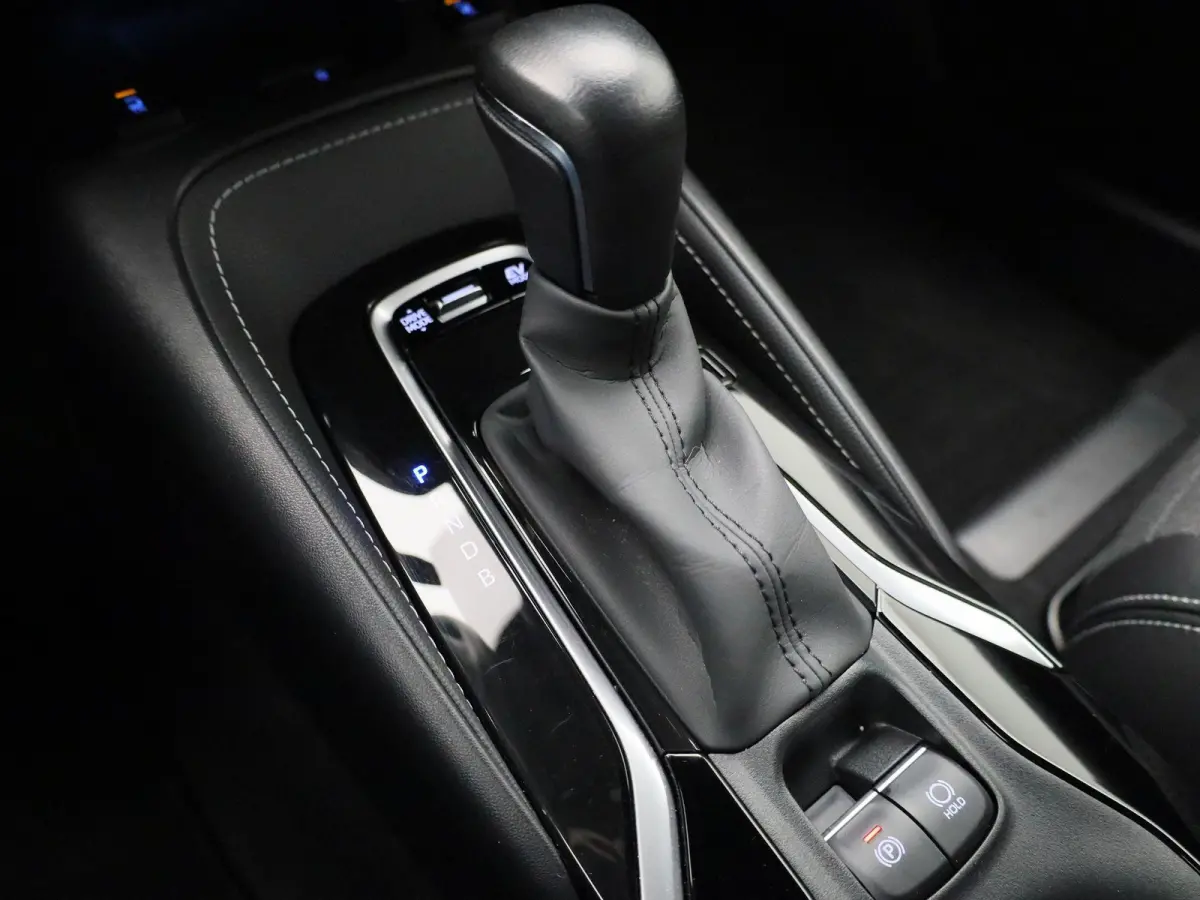 1.8 Hybrid Business Plus AUTOMAAT | NAVIGATIE | CAMERA | APPLE CARPLAY | STOELVERWARMING | KEYLES | LED | CLIMA | CRUISE | HALF-LEER | 17 INCH | 12 MAANDEN BOVAG GARANTIE |