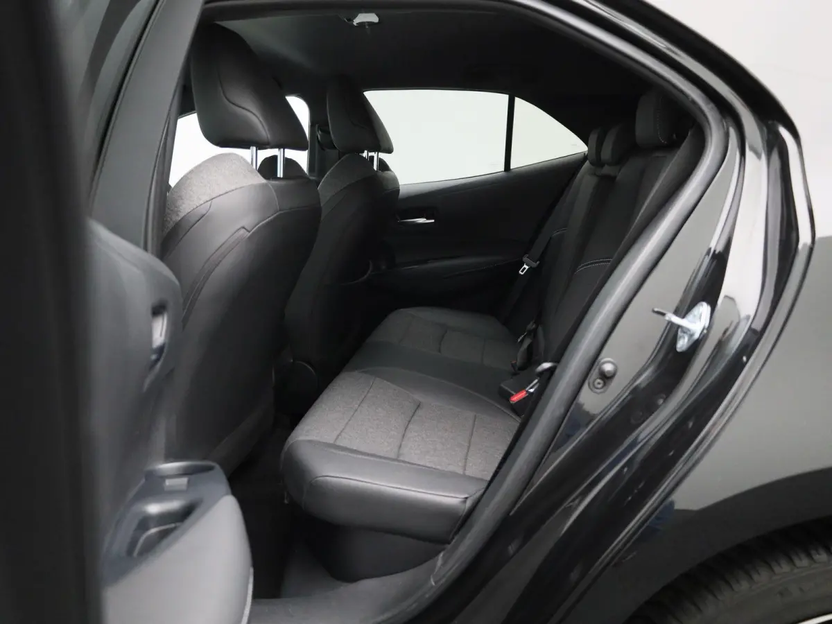 1.8 Hybrid Business Plus AUTOMAAT | NAVIGATIE | CAMERA | APPLE CARPLAY | STOELVERWARMING | KEYLES | LED | CLIMA | CRUISE | HALF-LEER | 17 INCH | 12 MAANDEN BOVAG GARANTIE |
