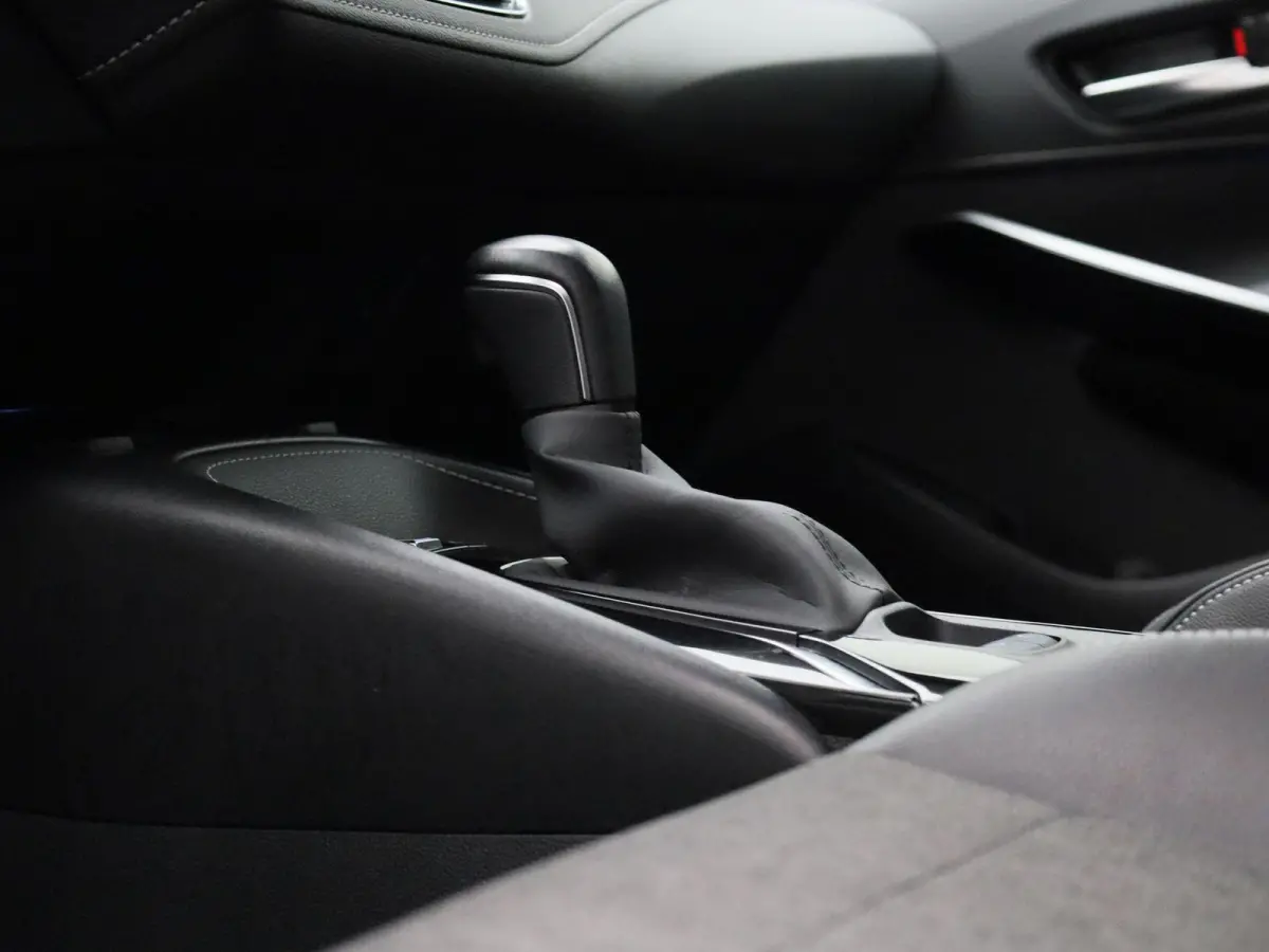 1.8 Hybrid Business Plus AUTOMAAT | NAVIGATIE | CAMERA | APPLE CARPLAY | STOELVERWARMING | KEYLES | LED | CLIMA | CRUISE | HALF-LEER | 17 INCH | 12 MAANDEN BOVAG GARANTIE |