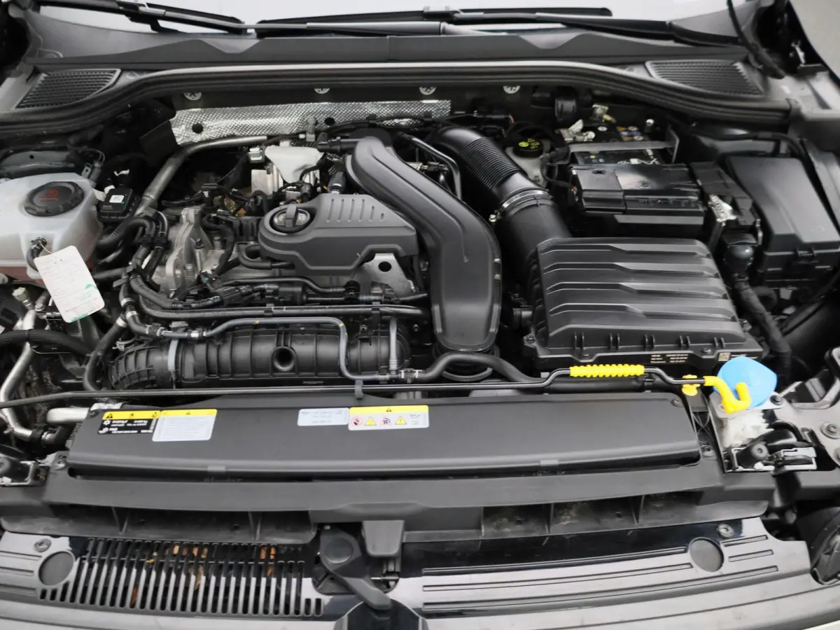 1.5 eTSI R-Line Edition AUTOMAAT | R-LINE | ADAPTIEVE CRUISE | VIRTUEEL | LM 17 | LED | STOELVERWARMING | STUURVERWARMING | CAMERA | 12 MAANDEN BOVAG GARANTIE |