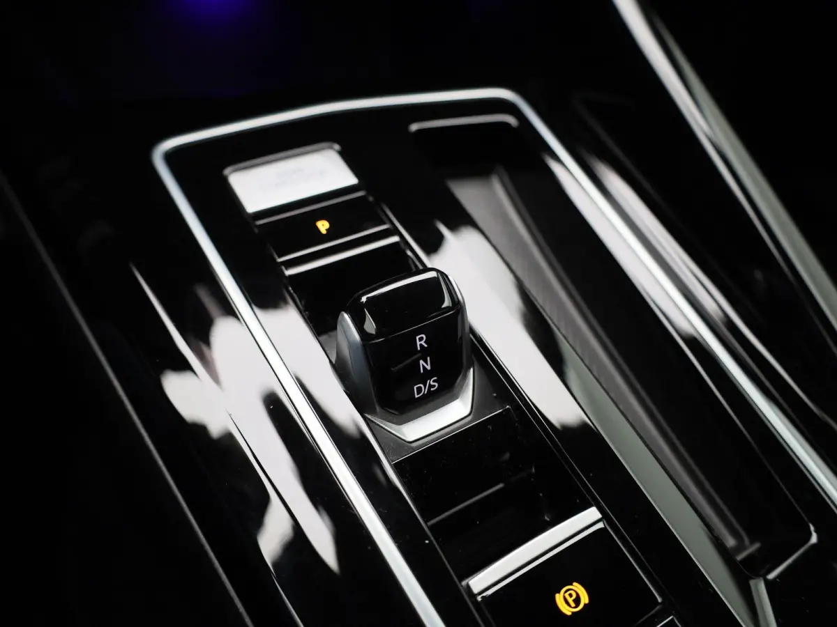 1.5 eTSI R-Line Edition AUTOMAAT | R-LINE | ADAPTIEVE CRUISE | VIRTUEEL | LM 17 | LED | STOELVERWARMING | STUURVERWARMING | CAMERA | 12 MAANDEN BOVAG GARANTIE |