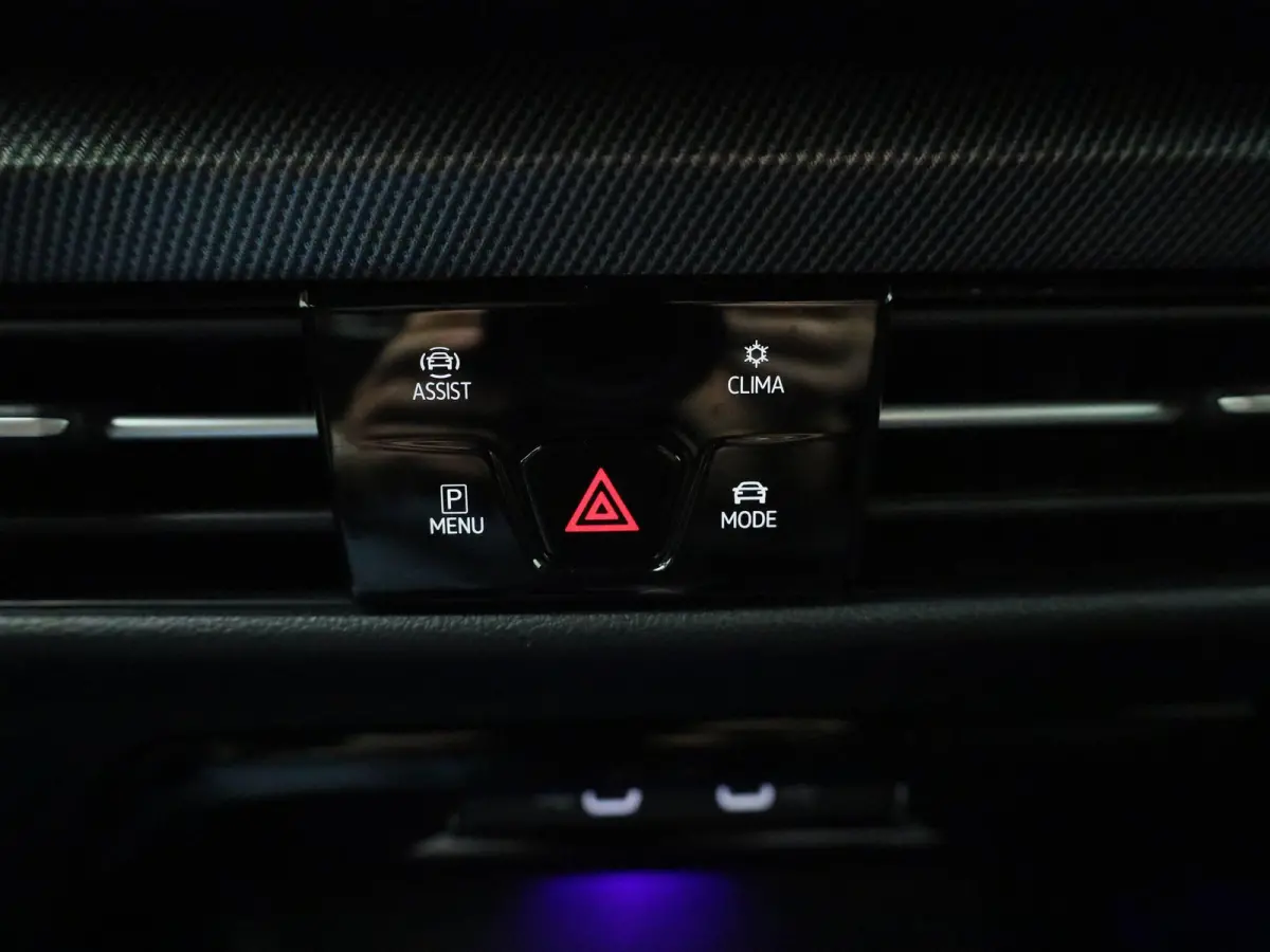1.5 eTSI R-Line Edition AUTOMAAT | R-LINE | ADAPTIEVE CRUISE | VIRTUEEL | LM 17 | LED | STOELVERWARMING | STUURVERWARMING | CAMERA | 12 MAANDEN BOVAG GARANTIE |