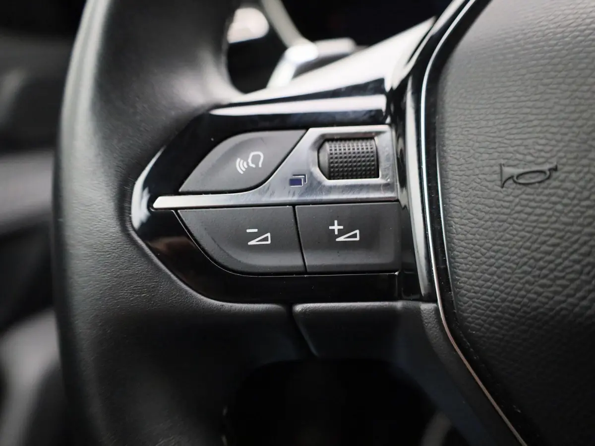 1.5 BlueHDI Allure AUTOMAAT | NAVIGATIE | CAMERA | CLIMA | CRUISE | LED | KEYLES | DAB | LMV | HALF-LEER | 12 MAANDEN BOVAG GARANTIE |