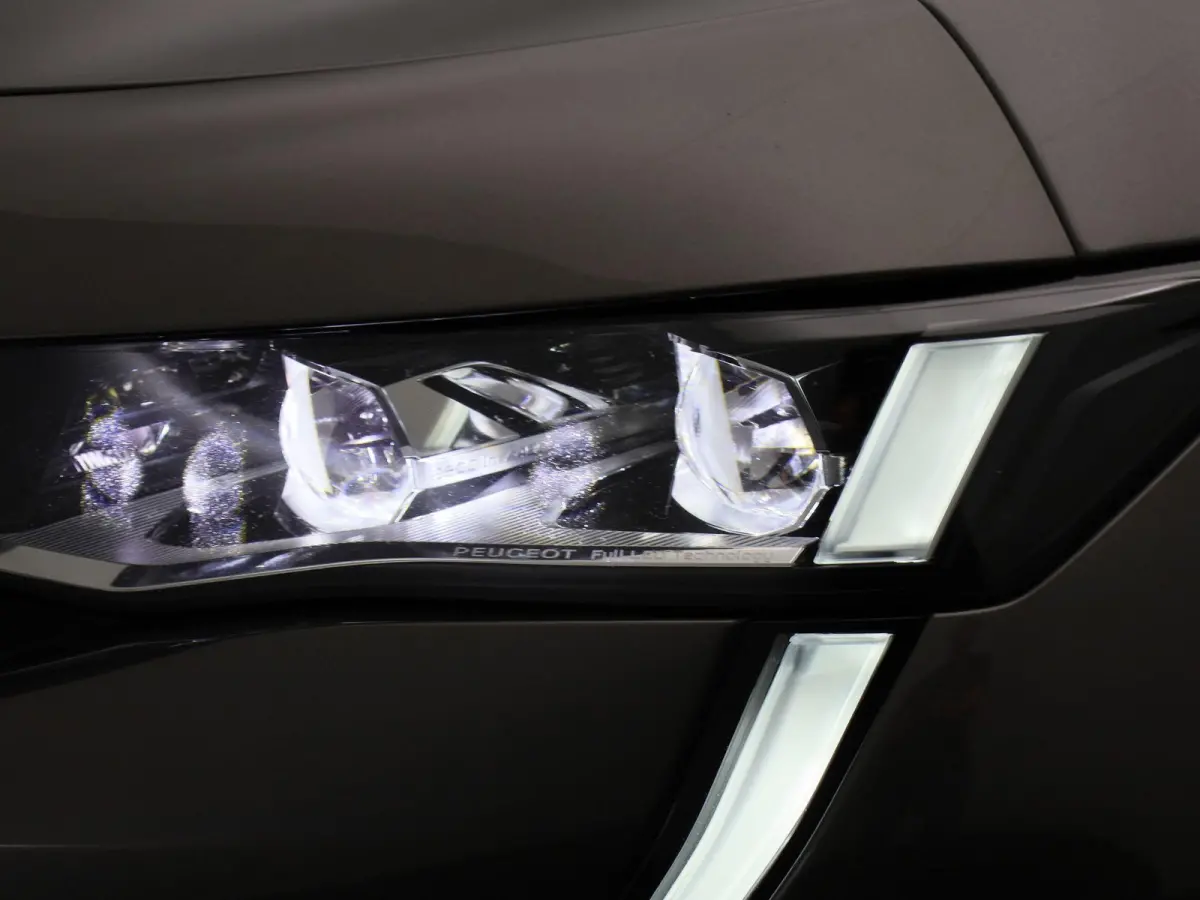 1.5 BlueHDI Allure AUTOMAAT | NAVIGATIE | CAMERA | CLIMA | CRUISE | LED | KEYLES | DAB | LMV | HALF-LEER | 12 MAANDEN BOVAG GARANTIE |
