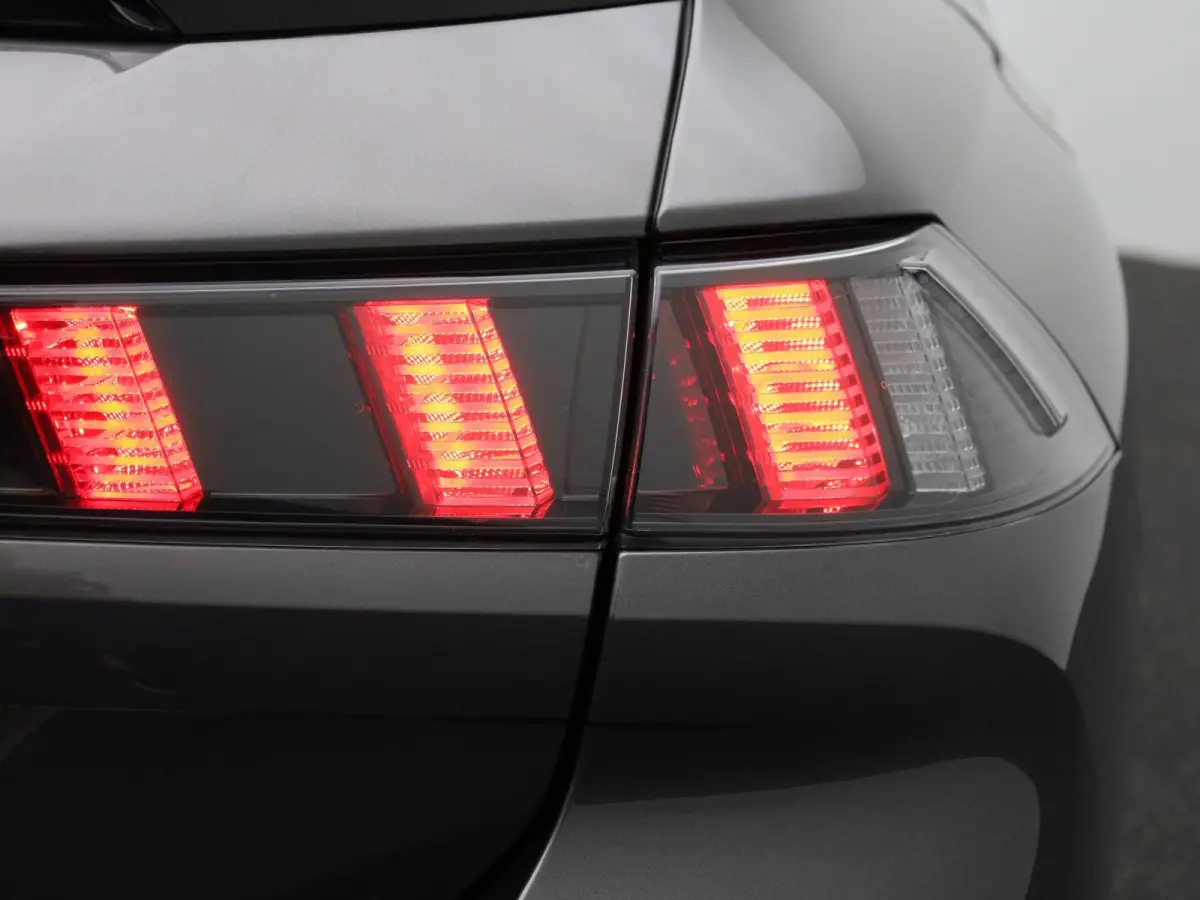 1.5 BlueHDI Allure AUTOMAAT | NAVIGATIE | CAMERA | CLIMA | CRUISE | LED | KEYLES | DAB | LMV | HALF-LEER | 12 MAANDEN BOVAG GARANTIE |