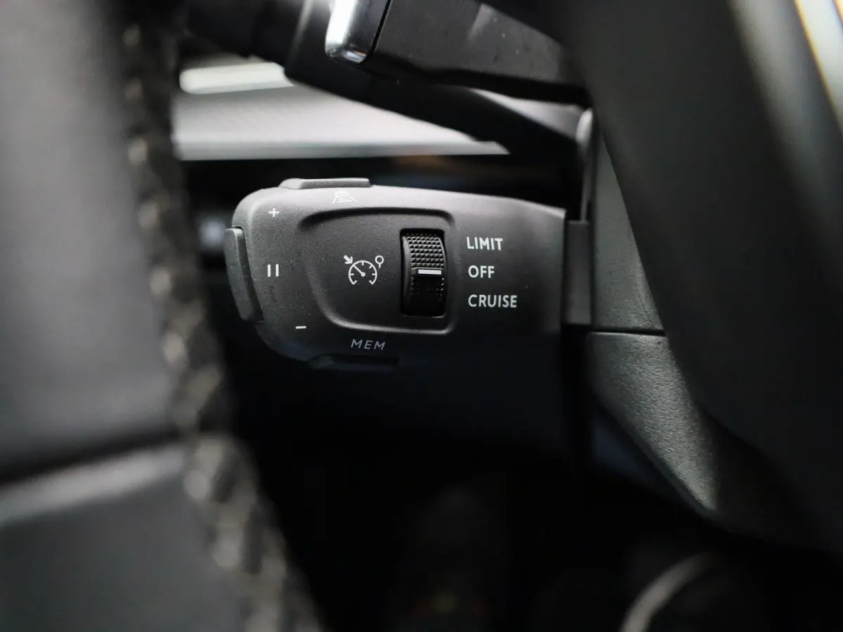 1.5 BlueHDI Allure AUTOMAAT | NAVIGATIE | CAMERA | CLIMA | CRUISE | LED | KEYLES | DAB | LMV | HALF-LEER | 12 MAANDEN BOVAG GARANTIE |