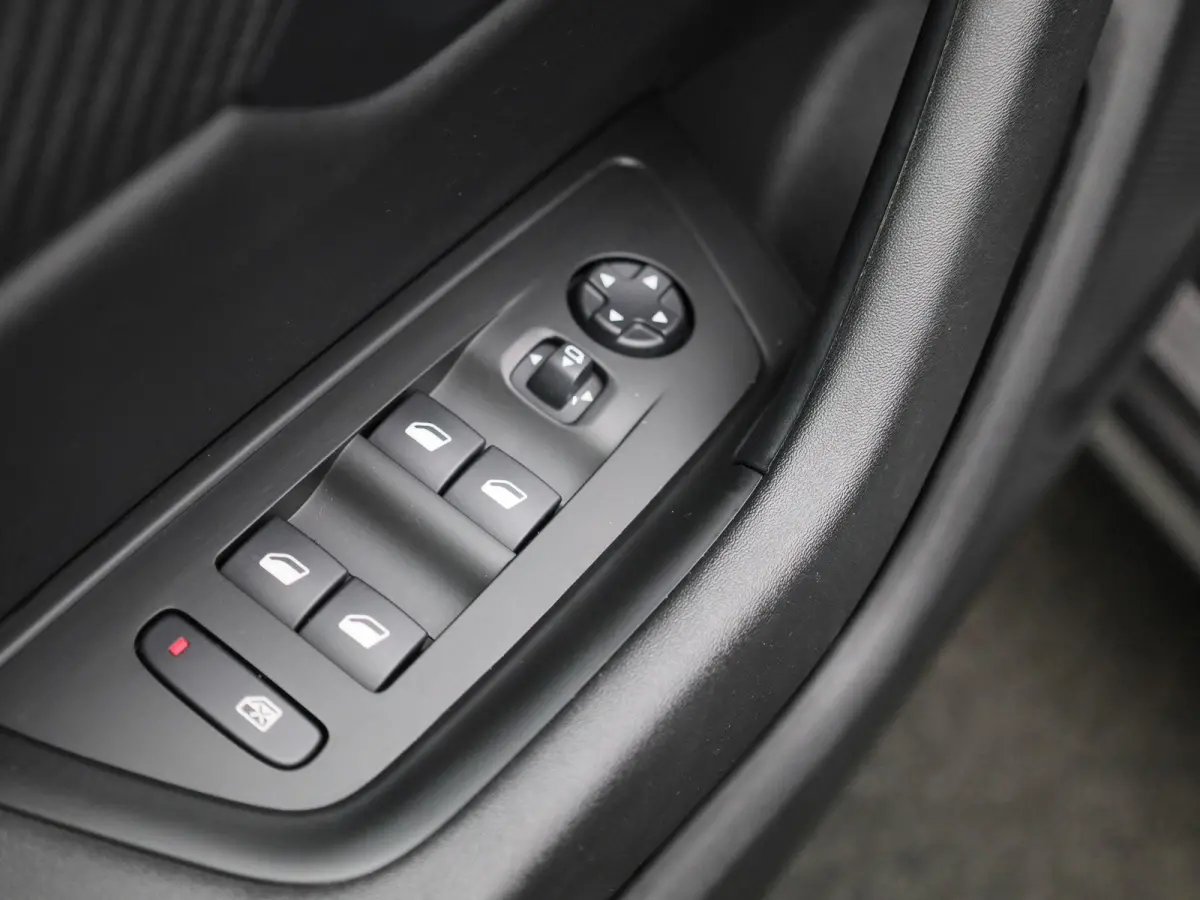 1.5 BlueHDI Allure AUTOMAAT | NAVIGATIE | CAMERA | CLIMA | CRUISE | LED | KEYLES | DAB | LMV | HALF-LEER | 12 MAANDEN BOVAG GARANTIE |