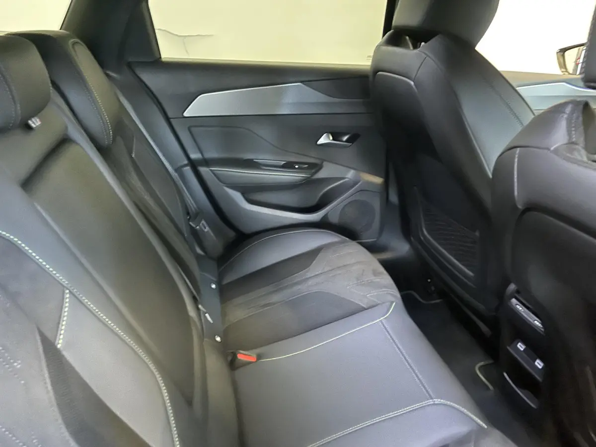 1.6 Plug-in Hybrid 180pk Automaat GT DEMO ! Climate Control Control Camera Achter Navigatie Apple Carplay / Android auto Velgen