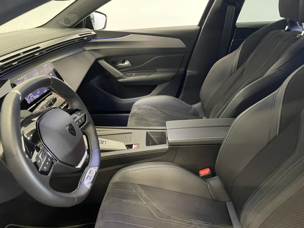 1.6 Plug-in Hybrid 180pk Automaat GT DEMO ! Climate Control Control Camera Achter Navigatie Apple Carplay / Android auto Velgen