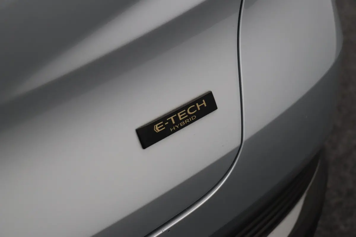1.6 E-Tech Hybrid 145 Techno | LED | Clima | Keyless | Achteruitrijcamera | Groot scherm |
