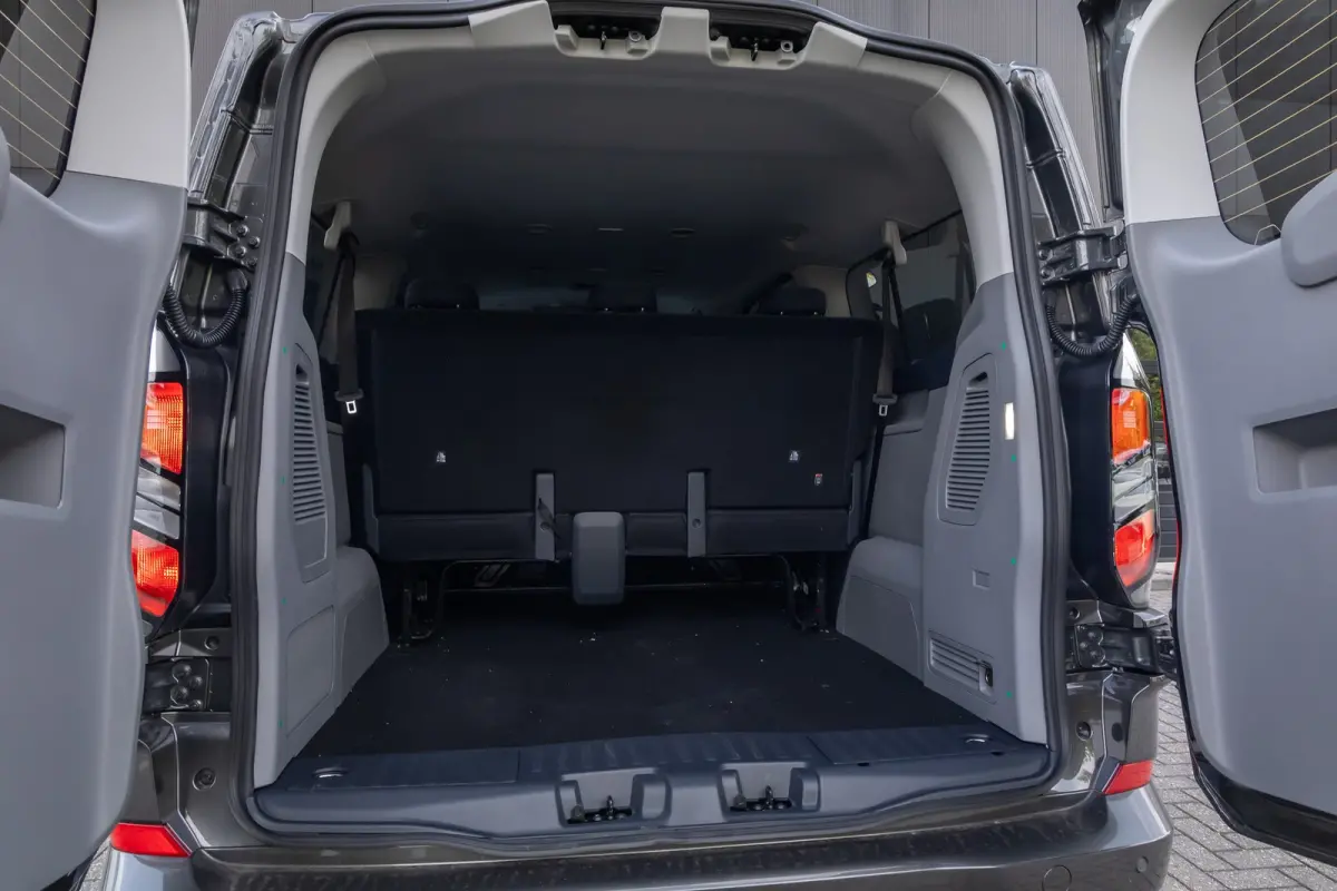 340 2.5 PHEV L2H1 Limited | 8-Persoons | | LMV 16'' | Stoel en Stuurverwarming | Parkeercamera