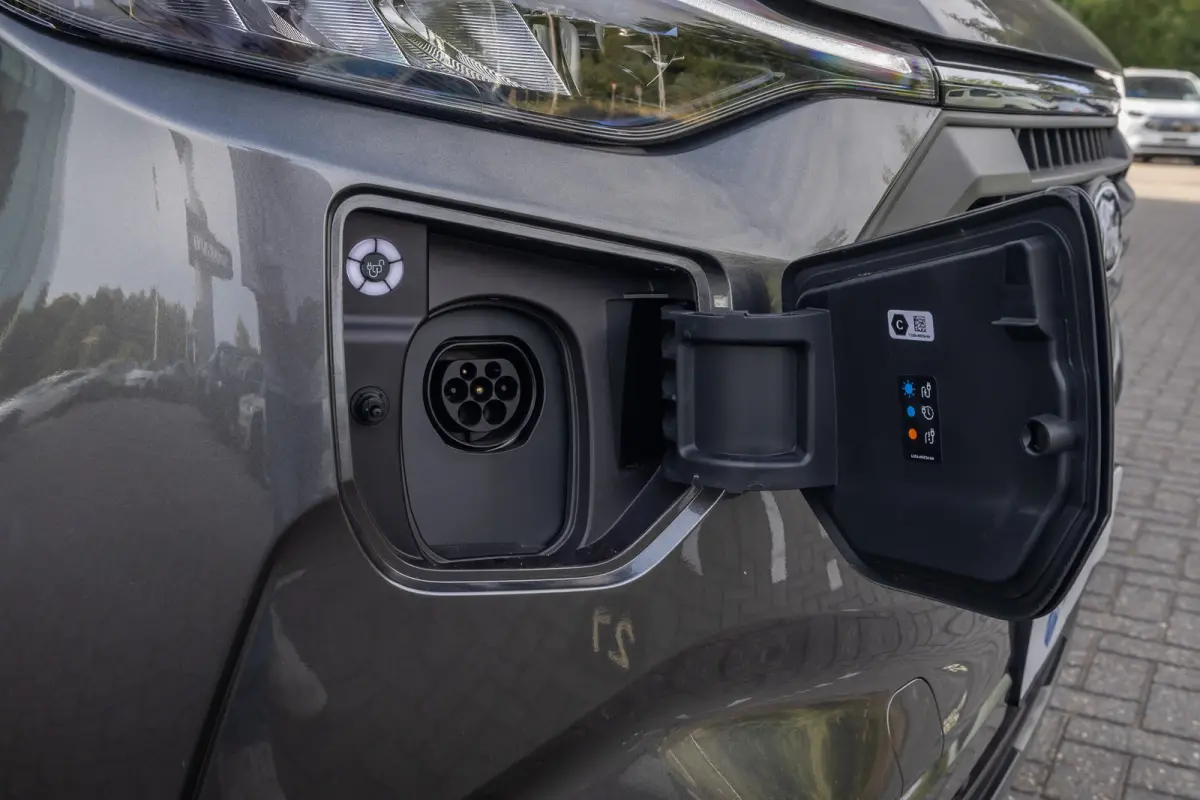 340 2.5 PHEV L2H1 Limited | 8-Persoons | | LMV 16'' | Stoel en Stuurverwarming | Parkeercamera