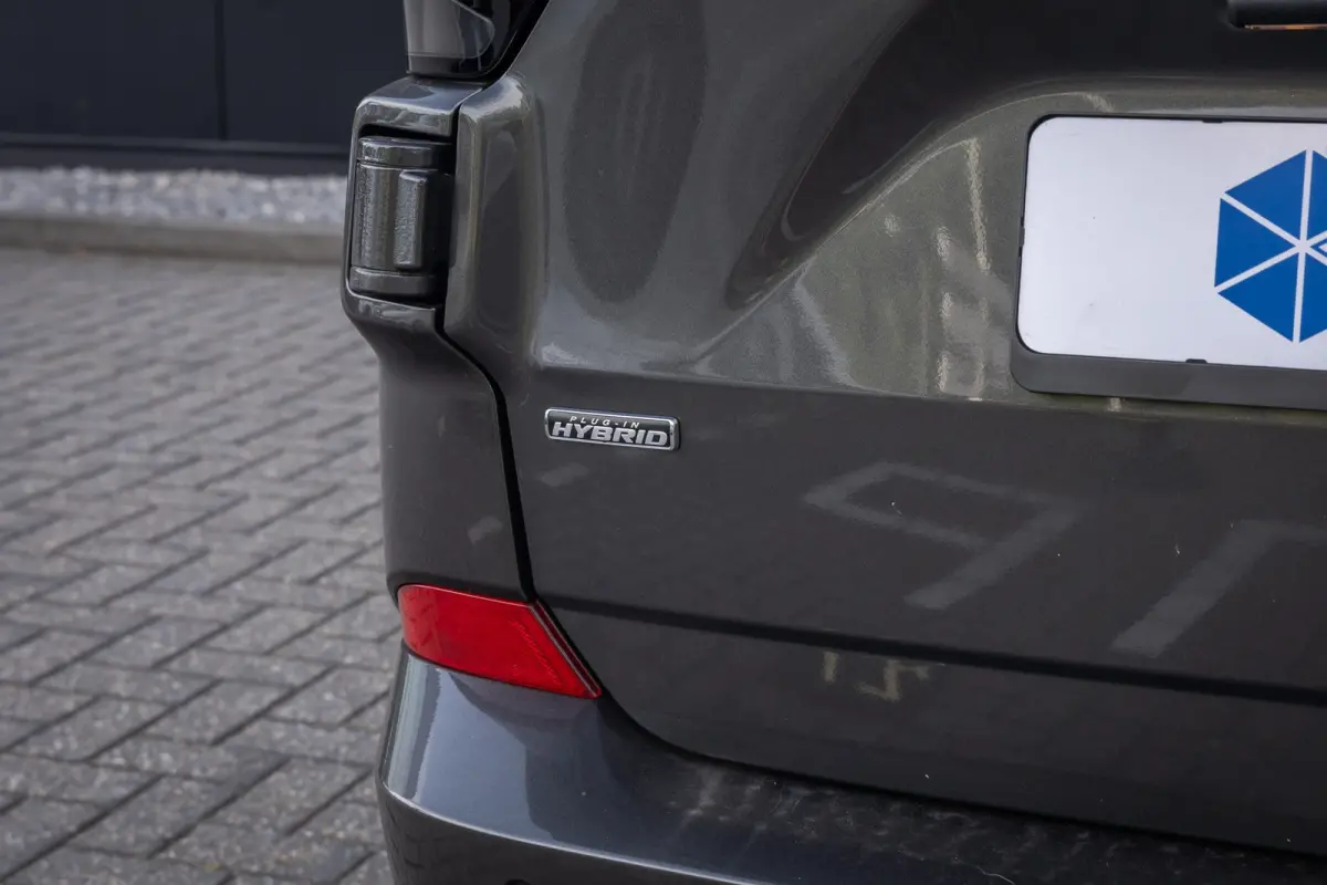 340 2.5 PHEV L2H1 Limited | 8-Persoons | | LMV 16'' | Stoel en Stuurverwarming | Parkeercamera