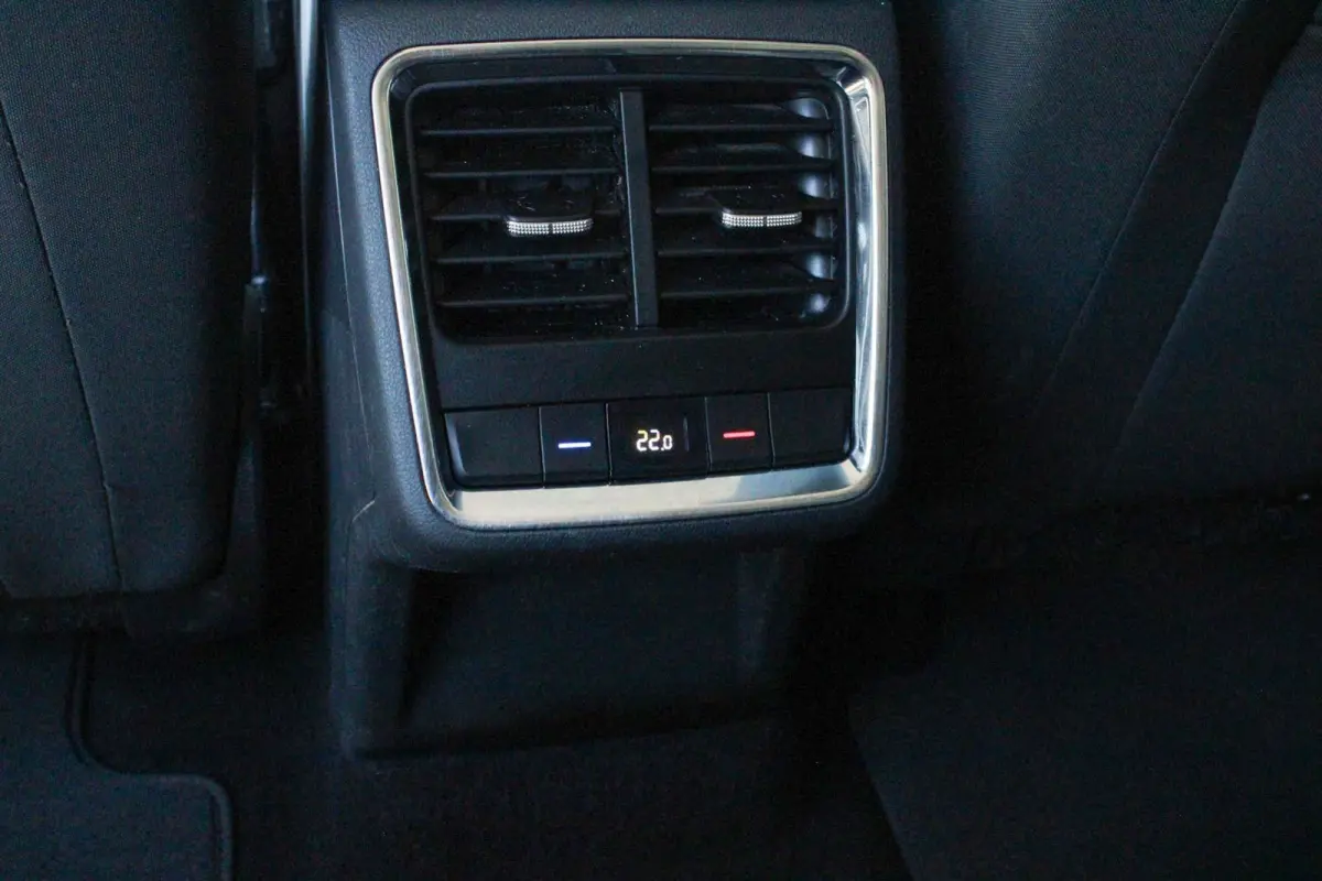 60 180pk First Edition | SoH 93% | Trekhaak | Adaptieve Cruise Control | Stoelverwarming