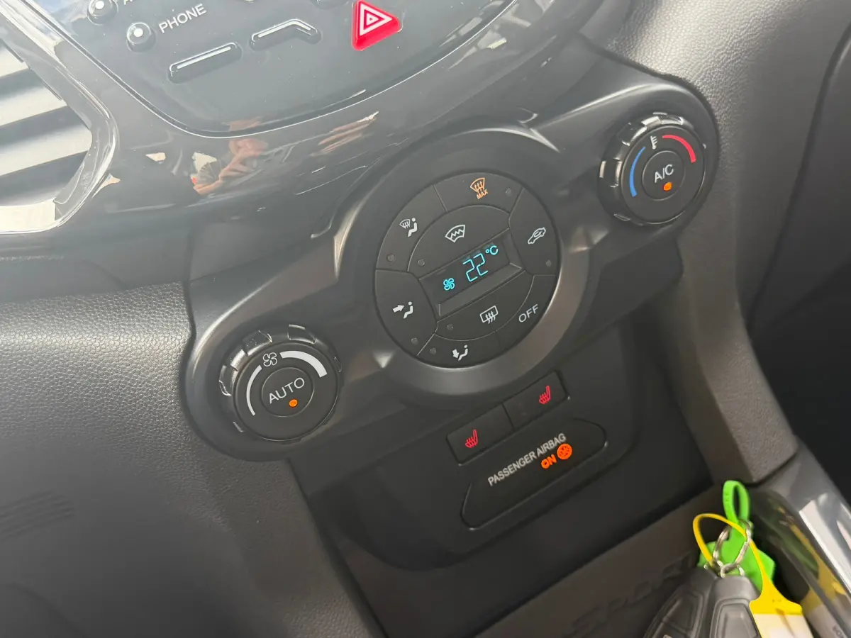 1.0 EcoBoost Titanium - Panther Black - Nav/Winterpakket/Cruise