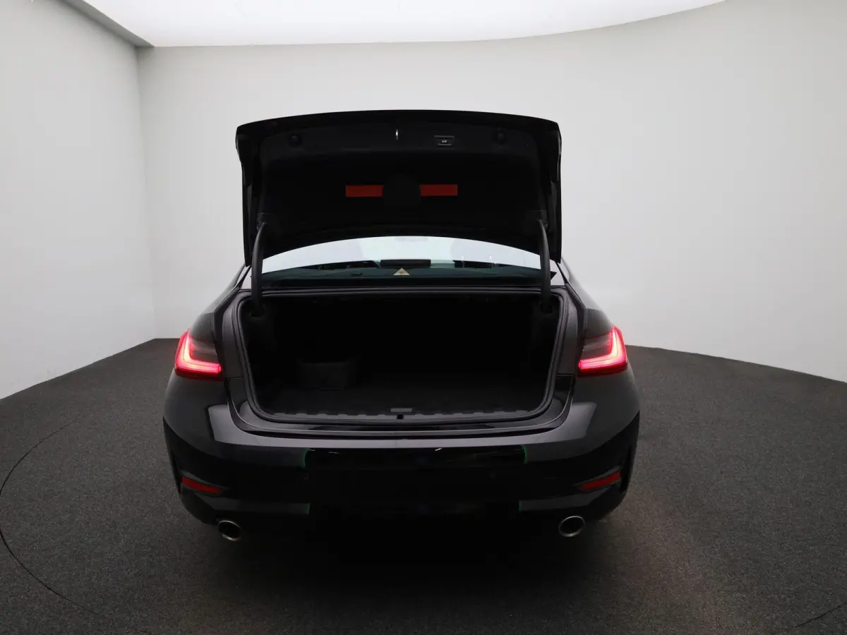 330e eDrive Edition | Automaat | LMV | Leder | 360 Camera | Parkeer sensoren | Virtual cockpit | Stoel verwarming | Elec. Achterklep | Navigatie | Climate control | Sfeer verlichting