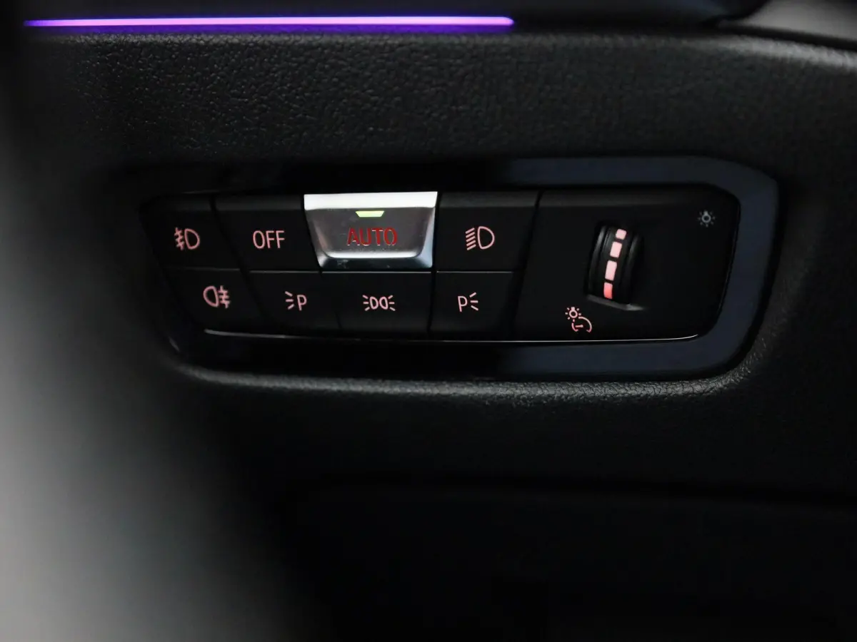 330e eDrive Edition | Automaat | LMV | Leder | 360 Camera | Parkeer sensoren | Virtual cockpit | Stoel verwarming | Elec. Achterklep | Navigatie | Climate control | Sfeer verlichting