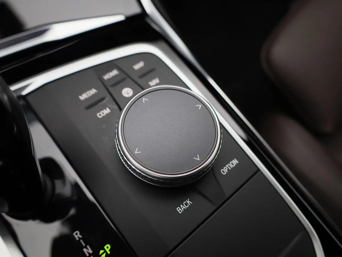 330e eDrive Edition | Automaat | LMV | Leder | 360 Camera | Parkeer sensoren | Virtual cockpit | Stoel verwarming | Elec. Achterklep | Navigatie | Climate control | Sfeer verlichting