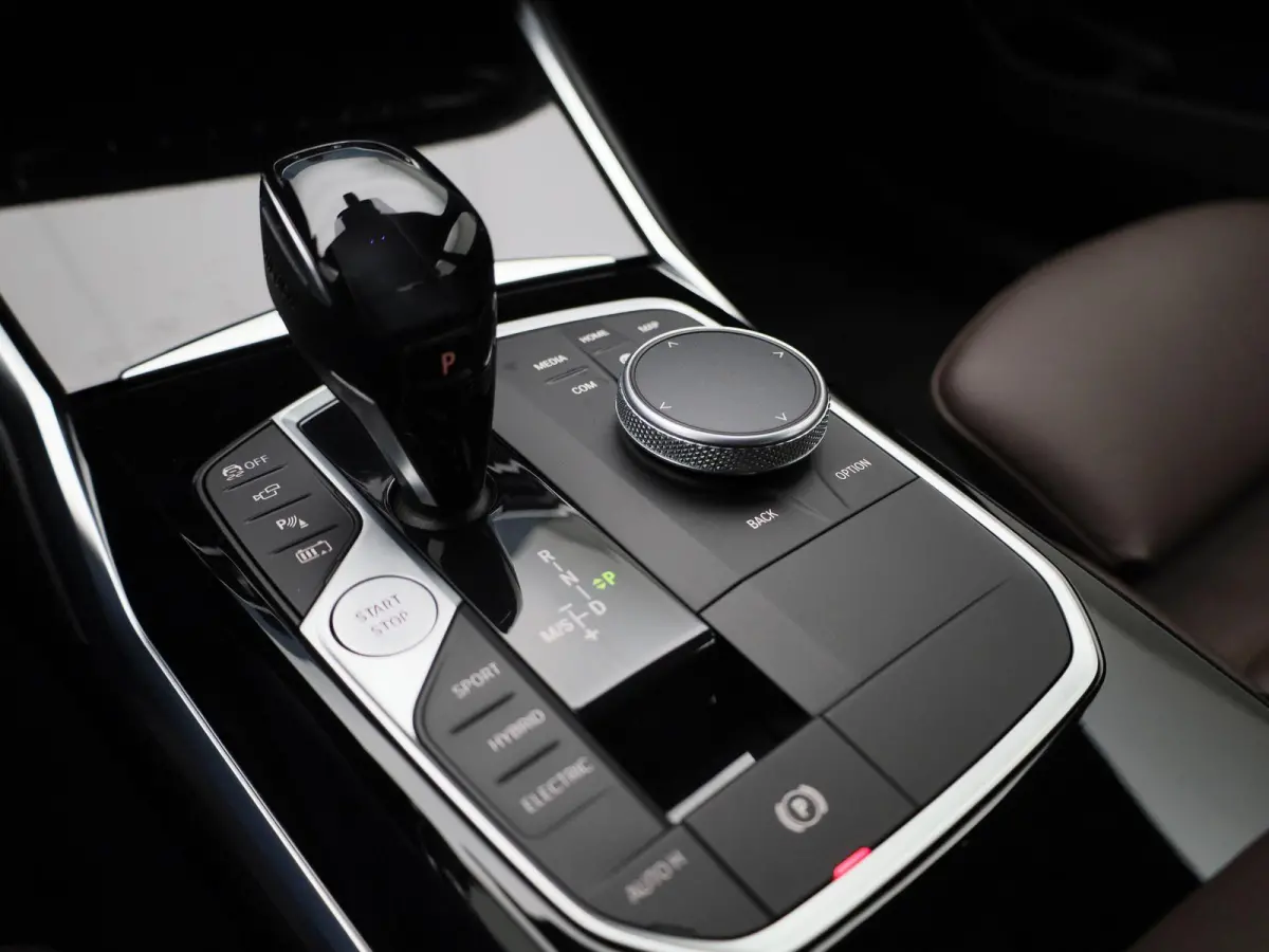 330e eDrive Edition | Automaat | LMV | Leder | 360 Camera | Parkeer sensoren | Virtual cockpit | Stoel verwarming | Elec. Achterklep | Navigatie | Climate control | Sfeer verlichting