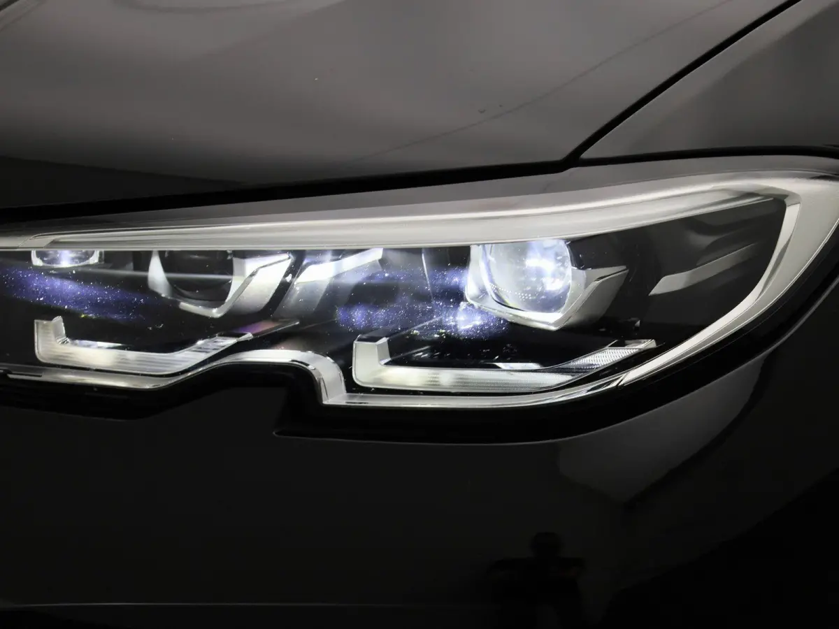 330e eDrive Edition | Automaat | LMV | Leder | 360 Camera | Parkeer sensoren | Virtual cockpit | Stoel verwarming | Elec. Achterklep | Navigatie | Climate control | Sfeer verlichting