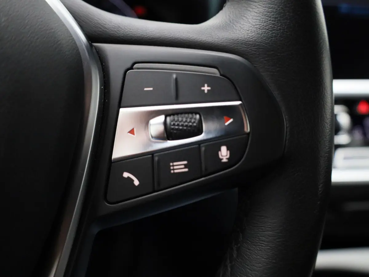 330e eDrive Edition | Automaat | LMV | Leder | 360 Camera | Parkeer sensoren | Virtual cockpit | Stoel verwarming | Elec. Achterklep | Navigatie | Climate control | Sfeer verlichting