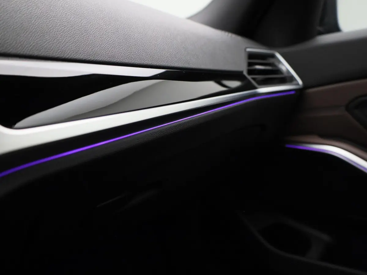 330e eDrive Edition | Automaat | LMV | Leder | 360 Camera | Parkeer sensoren | Virtual cockpit | Stoel verwarming | Elec. Achterklep | Navigatie | Climate control | Sfeer verlichting