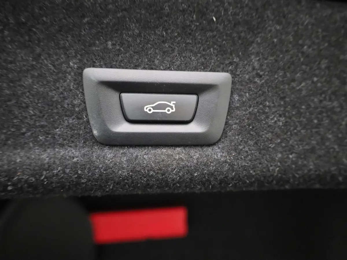 330e eDrive Edition | Automaat | LMV | Leder | 360 Camera | Parkeer sensoren | Virtual cockpit | Stoel verwarming | Elec. Achterklep | Navigatie | Climate control | Sfeer verlichting