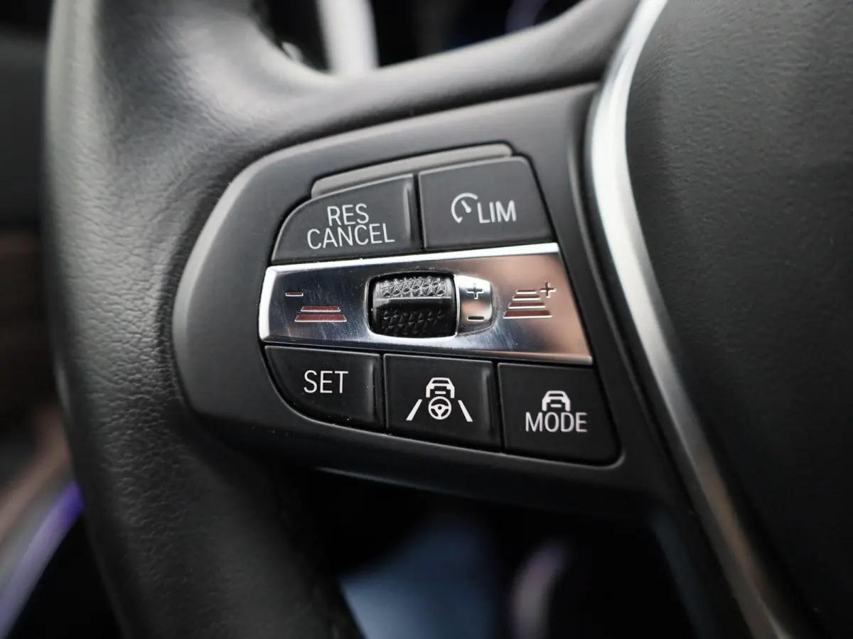 330e eDrive Edition | Automaat | LMV | Leder | 360 Camera | Parkeer sensoren | Virtual cockpit | Stoel verwarming | Elec. Achterklep | Navigatie | Climate control | Sfeer verlichting