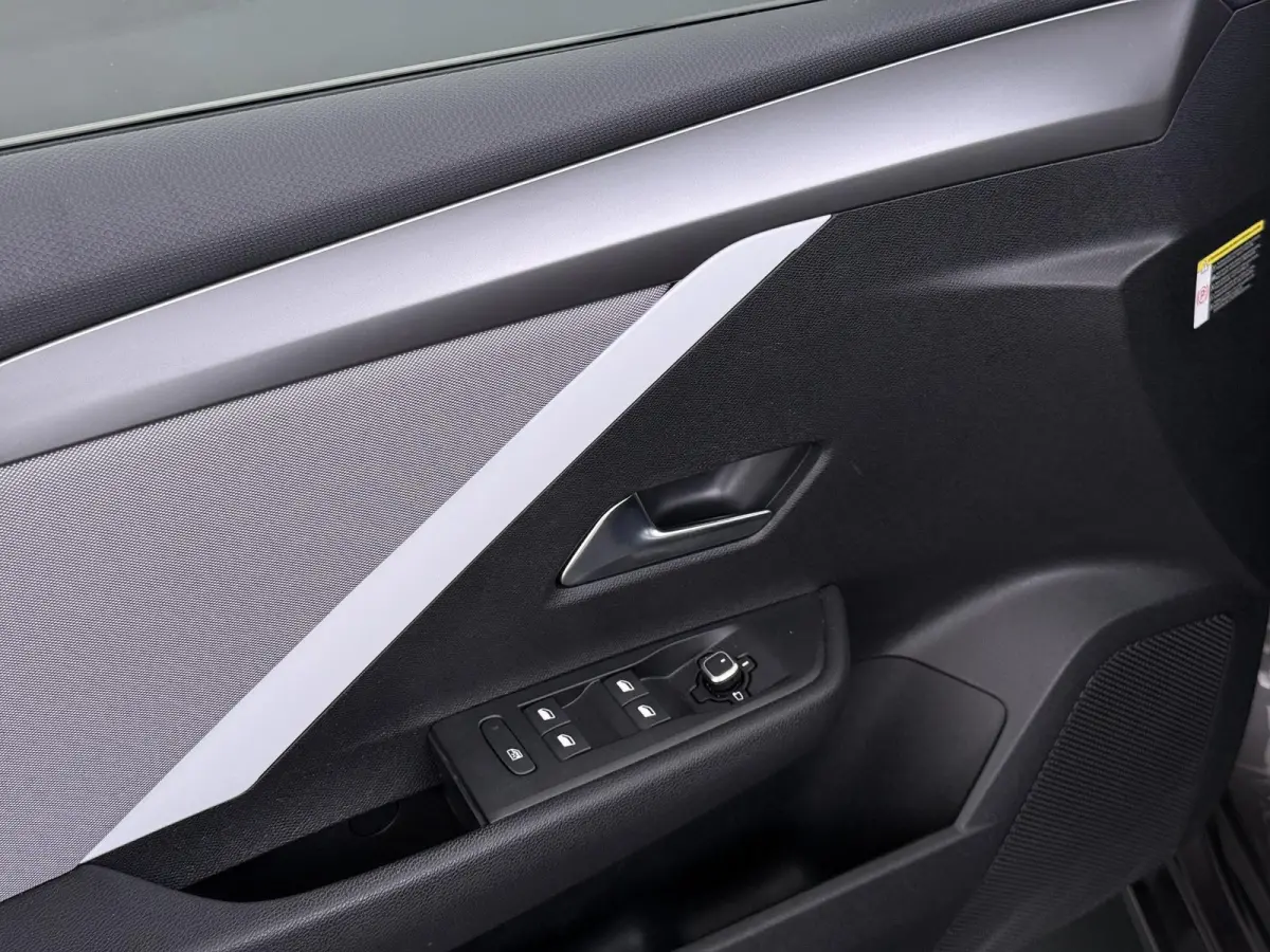 ST 130pk Level 2 | 1ste eigenaar | Trekhaak | AppleCarPlay/Android | Climate | LED lampen
