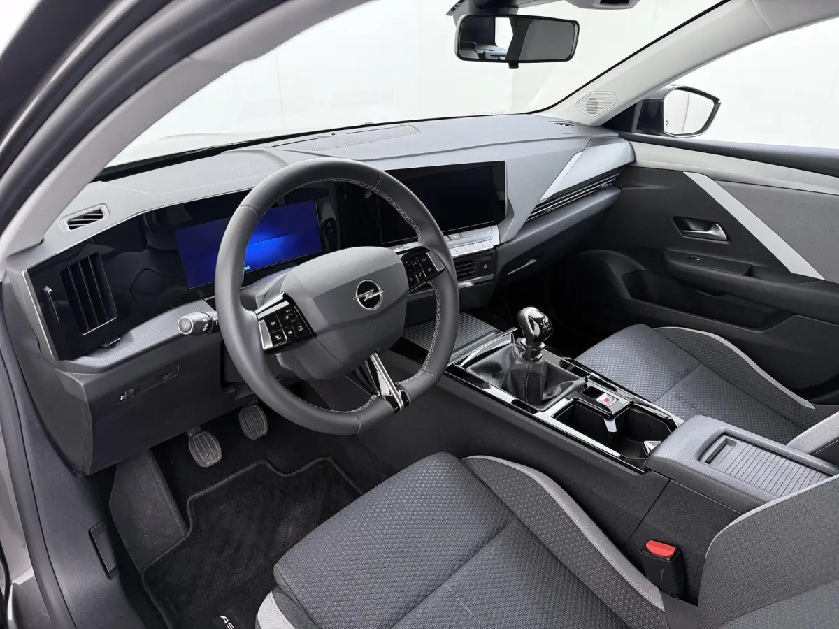 ST 130pk Level 2 | 1ste eigenaar | Trekhaak | AppleCarPlay/Android | Climate | LED lampen