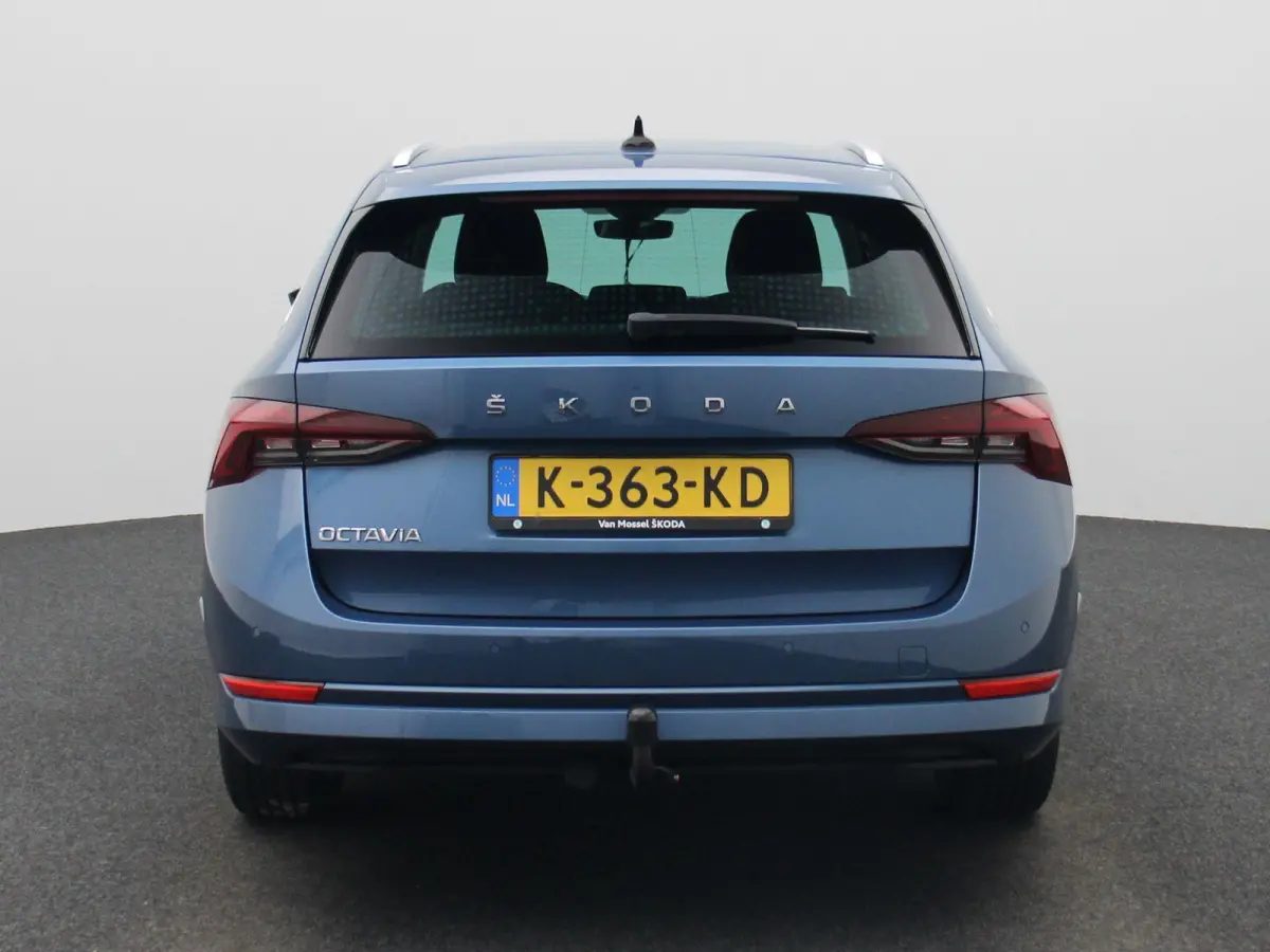 1.5 TSI First Edition | Virtual cockpit | Parkeer sensoren | Elec. achterklep | Navigatie | Stoel verwarming | Cruise control | Apple carplay