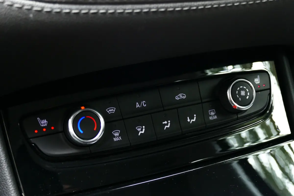 1.2 TURBO 130PK BUSINESS EDITION / CAMERA / TREKHAAK / STOEL-STUURVERWARMING / 17"LMV / NAVI / LED / AIRCO / PDC / BLUETOOTH / CRUISECONTROL / 2E EIGENAAR / SCHITTERENDE STAAT !!
