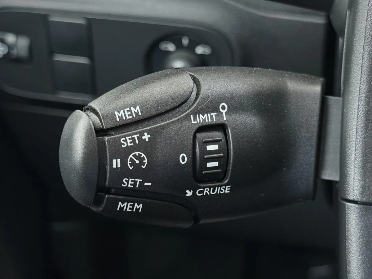 1.2 Shine | 1ste eigenaar | Camera | LED lampen | Navigatie | Climate | AppleCarPlay/Android