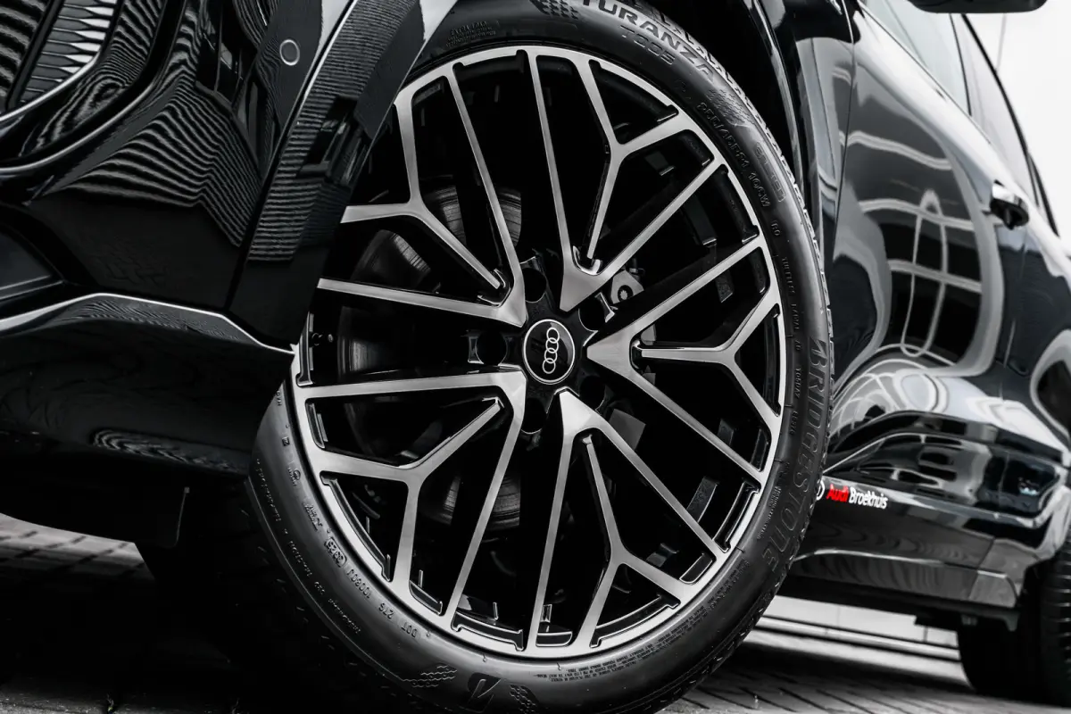 S edition 83 kWh / 252 pk | 4-voudig instelbare lendensteunen in de voorstoelen | Adaptive air suspension | Adaptive cruise control