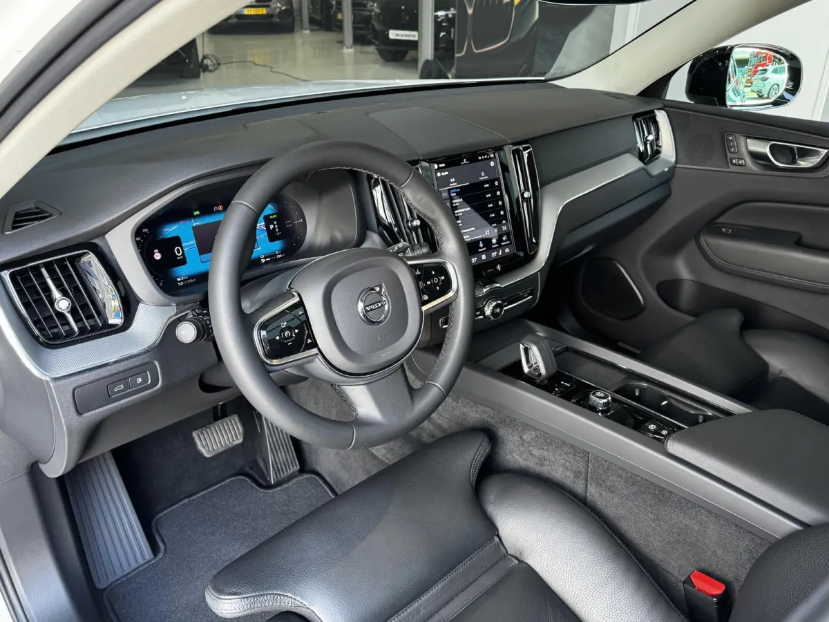 2.0 T6 Plug-in hybrid AWD Plus Dark 350 PK | Long range | R design | 21 Inch | Trekhaak | 360 Camera | Carplay