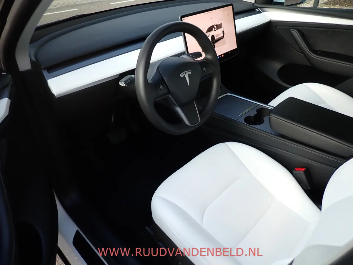 Long Range AWD 75kWh 90%SOH TREKHAAK + 20-INCH / PREMIUM-WHITE INTERIEUR