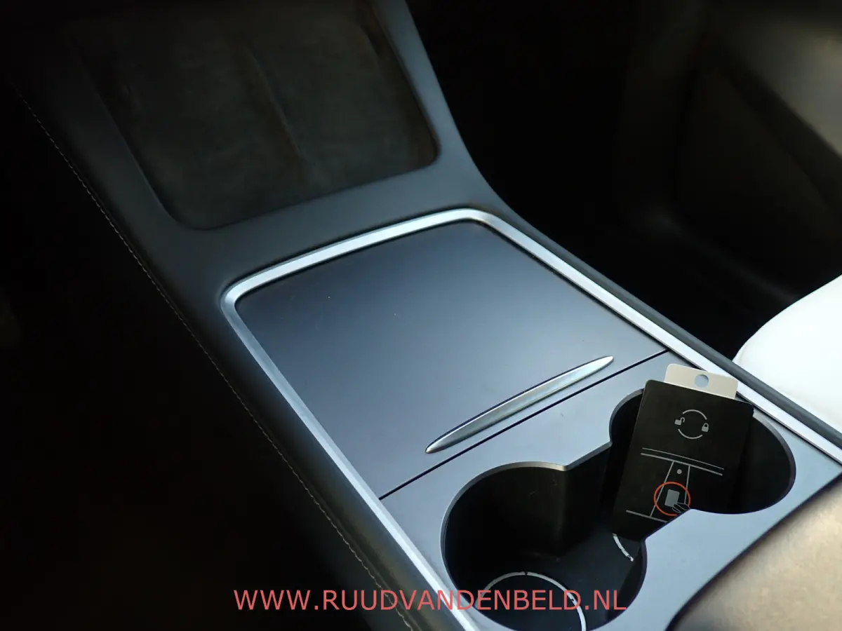 Long Range AWD 75kWh 90%SOH TREKHAAK + 20-INCH / PREMIUM-WHITE INTERIEUR