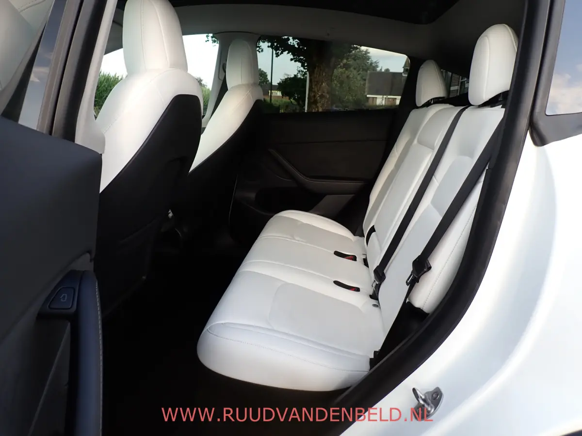 Long Range AWD 75kWh 90%SOH TREKHAAK + 20-INCH / PREMIUM-WHITE INTERIEUR
